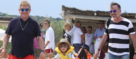 Elton John y David Furnish de vacaciones en Saint Tropez con sus hijos Zachary y Elijah