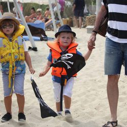 Zachary y Elijah Furnish-John en Saint Tropez con sus padres Elton John y David Furnish