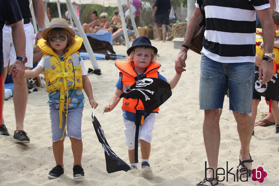 Zachary y Elijah Furnish-John en Saint Tropez con sus padres Elton John y David Furnish