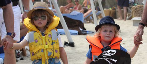 Zachary y Elijah Furnish-John en Saint Tropez con sus padres Elton John y David Furnish