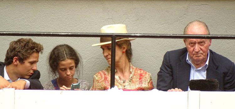 El Rey Juan Carlos, la Infanta Elena, Froilán y Victoria de Marichalar en los toros