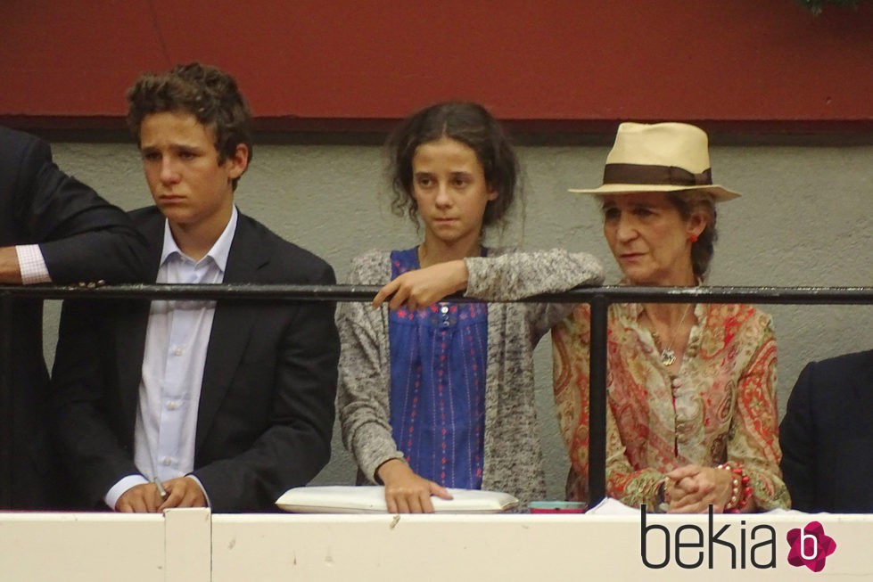 La Infanta Elena, Froilán y Victoria de Marichalar en una corrida de toros en San Sebastián