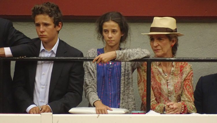 La Infanta Elena, Froilán y Victoria de Marichalar en una corrida de toros en San Sebastián