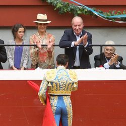 Enrique Ponce brinda un toro al Rey Juan Carlos, la Infanta Elena y sus hijos en San Sebastián