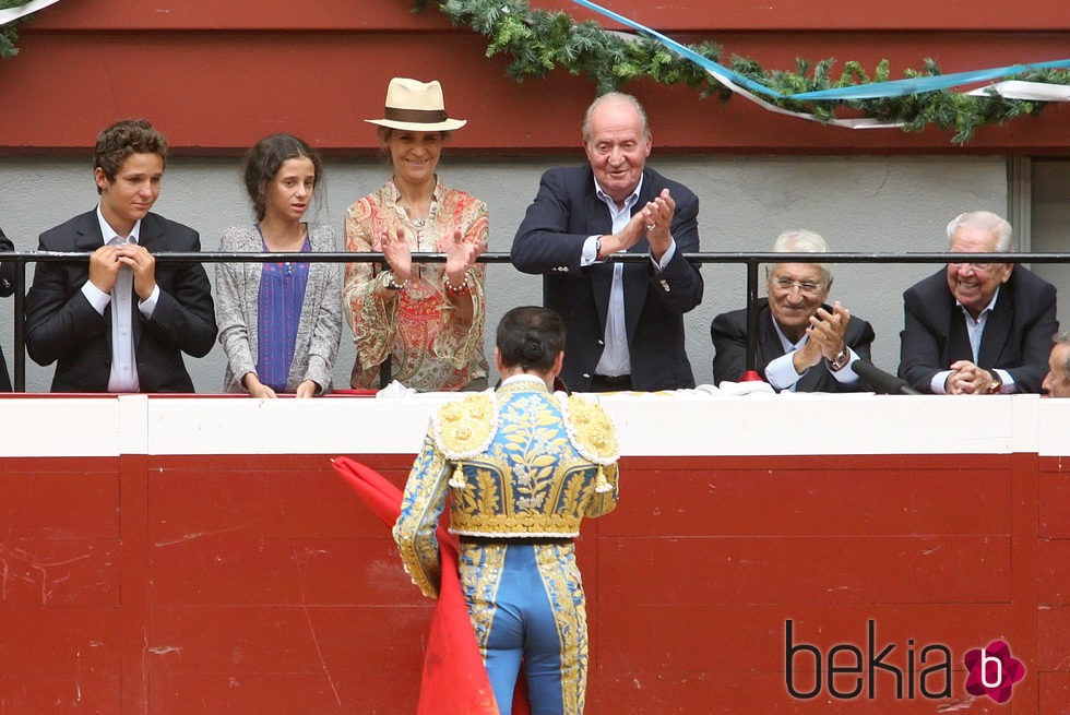 Enrique Ponce brinda un toro al Rey Juan Carlos, la Infanta Elena y sus hijos en San Sebastián