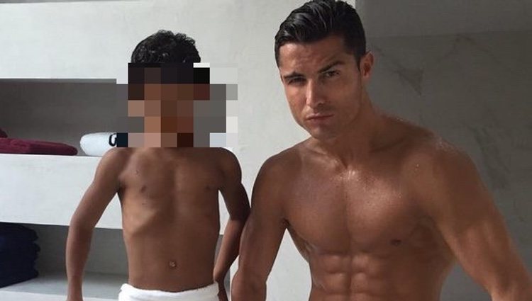 Cristiano Ronaldo presume de abdominales junto a su hijo