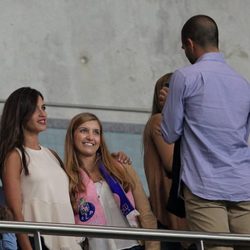 Sara Carbonero haciéndose fotos con unos fans en el estadio del Oporto