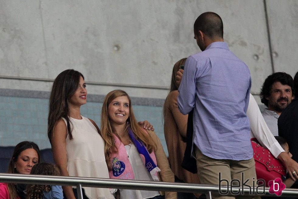 Sara Carbonero haciéndose fotos con unos fans en el estadio del Oporto