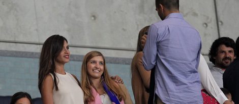 Sara Carbonero haciéndose fotos con unos fans en el estadio del Oporto