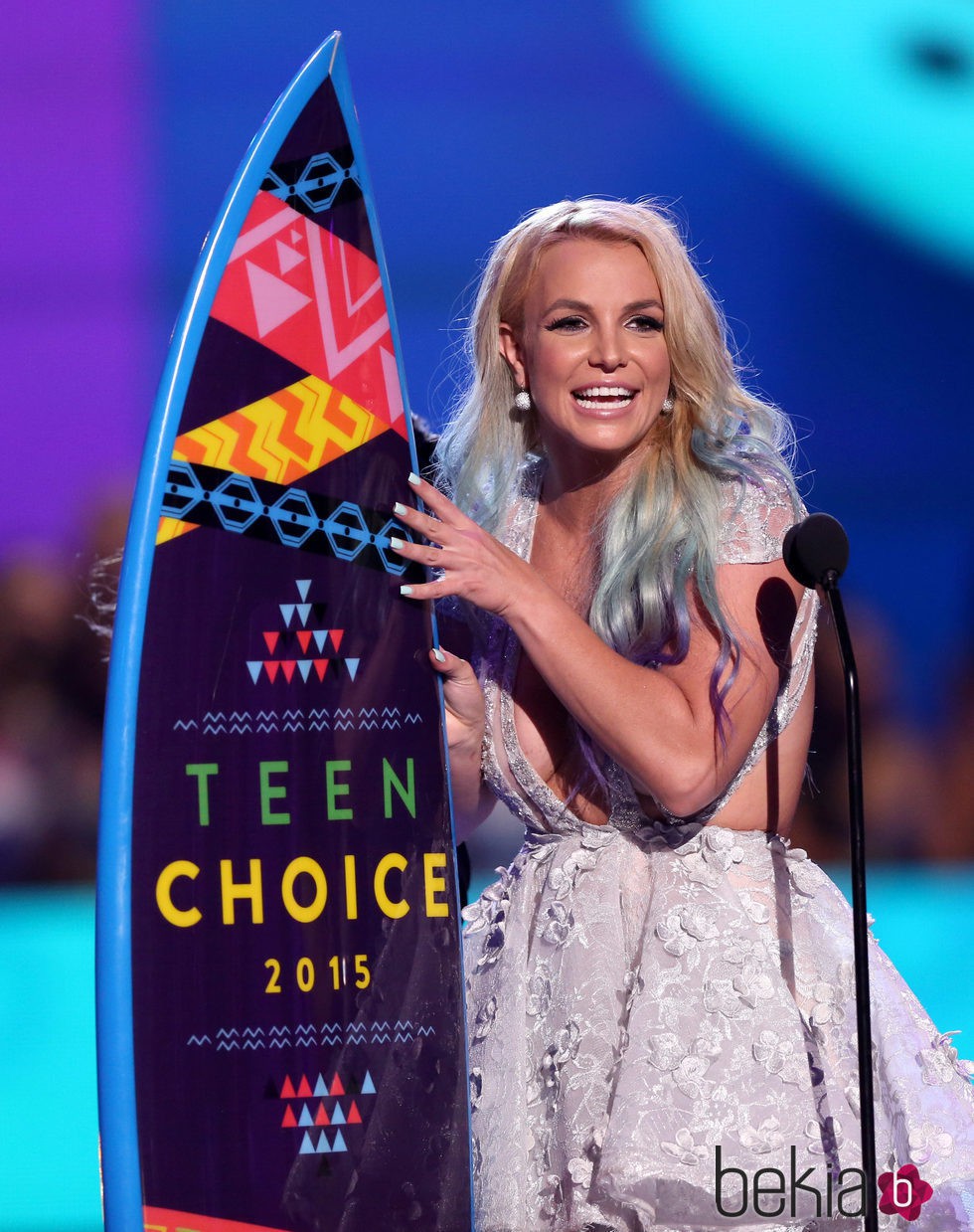 Britney Spears recogiendo su galardón de los Teen Choice Awards 2015