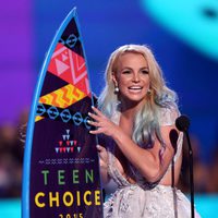 Britney Spears recogiendo su galardón de los Teen Choice Awards 2015