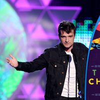 Josh Hutcherson recogiendo su galardón de los Teen Choice Awards 2015