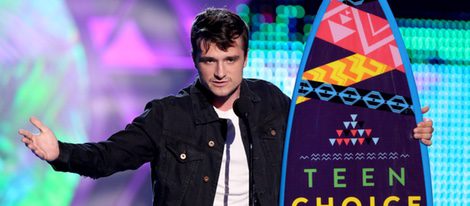 Josh Hutcherson recogiendo su galardón de los Teen Choice Awards 2015