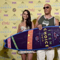 Jordana Brewster, Vin Diesel y Michelle Rodriguez con el galardón de 'Fast&Furious 7' de los Teen Choice Awards 2015