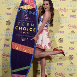 Lea Michele posando con su galardón de los Teen Choice Awards 2015