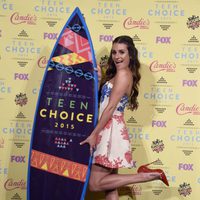 Lea Michele posando con su galardón de los Teen Choice Awards 2015