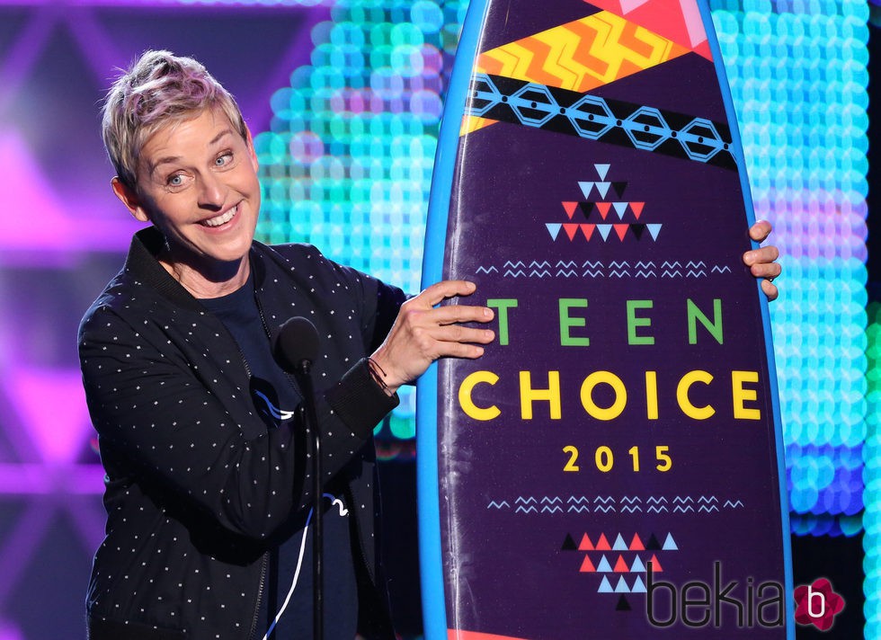 Ellen DeGeneres recogiendo su galardón de los Teen Choice Awards 2015