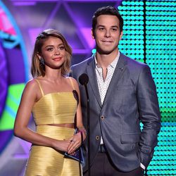 Sarah Hyland y Skylar Astin presentando un premio en los Teen Choice Awards 2015