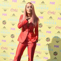 Rita Ora lanzando un beso en los Teen Choice Awards 2015