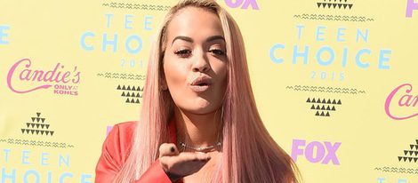 Rita Ora lanzando un beso en los Teen Choice Awards 2015