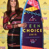 Nina Dobrev posando con su galardón de los Teen Choice Awards 2015