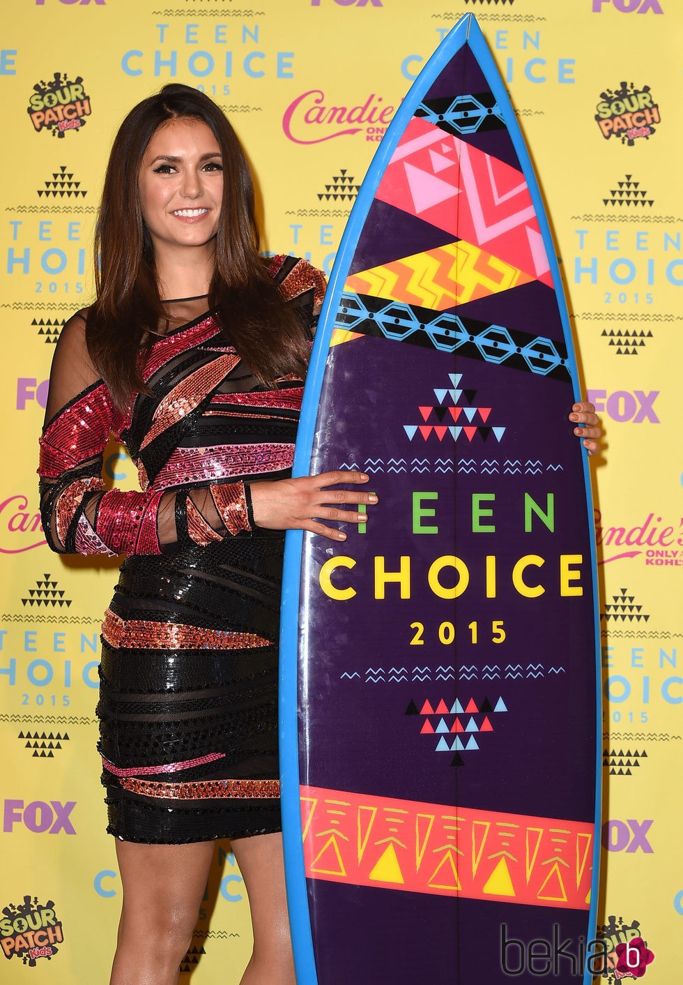 Nina Dobrev posando con su galardón de los Teen Choice Awards 2015