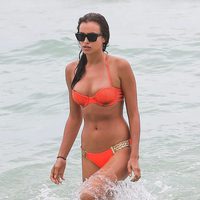 Irina Shayk con un bikini naranja dándose un baño en las playas de Miami