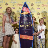 Britney Spears en los Teen Choice Awards 2015 acompañada por sus hijos