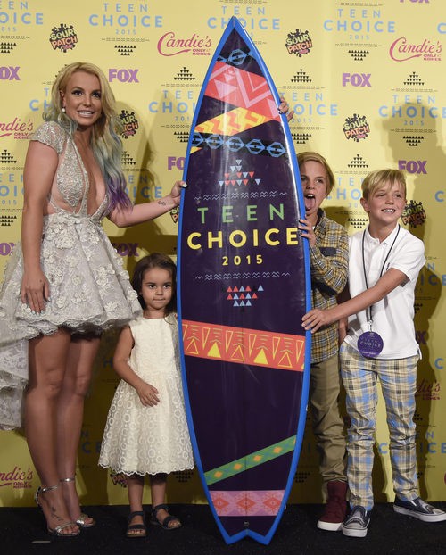 Britney Spears en los Teen Choice Awards 2015 acompañada por sus hijos