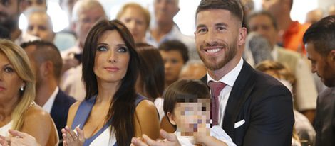 Sergio Ramos con Pilar Rubio y su hijo Sergio en su renovación con el Real Madrid