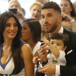 Sergio Ramos con Pilar Rubio y su hijo Sergio Jr. en su renovación con el Real Madrid