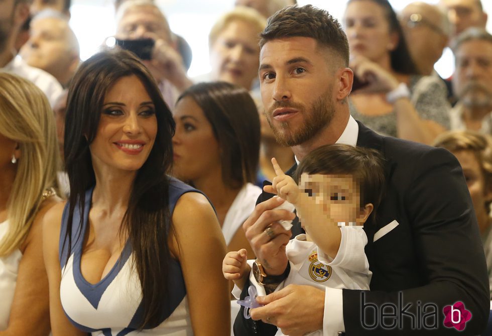 Sergio Ramos con Pilar Rubio y su hijo Sergio Jr. en su renovación con el Real Madrid