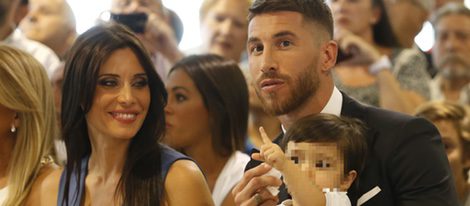 Sergio Ramos con Pilar Rubio y su hijo Sergio Jr. en su renovación con el Real Madrid