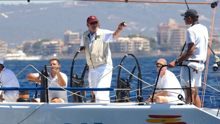 El Rey Juan Carlos capitaneando el Bribón en la Copa del Rey de Vela