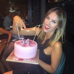 Helen Lindes celebrando su 34 cumpleaños