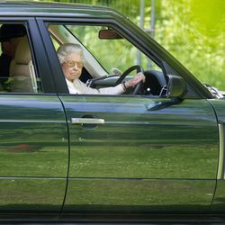 La Reina Isabel conduciendo