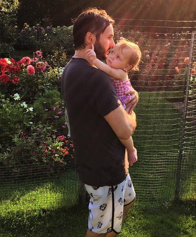 Matt Rutler felicita a Summer Rain por su primer cumpleaños