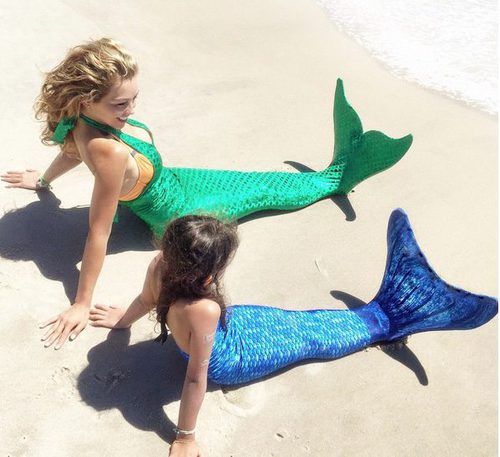 Thalía y su hija vestidas de sirena frente al mar