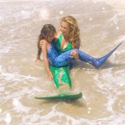 Thalía y su hija bañándose en el mar con sus trajes de sirena