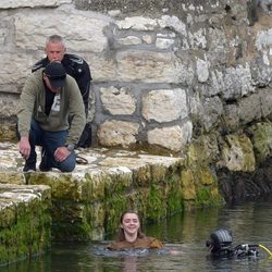 Maisie Williams se relaja entre toma y toma del duro rodaje de 'Juego de Tronos'