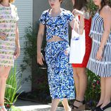 Lily Collins lució un traje azul de dos piezas en el Indulgence Day