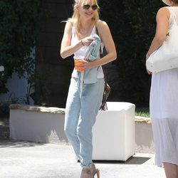 Anna Farris muy sonriente en su llegada a casa de Jennifer Klein