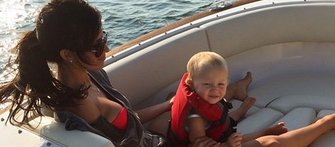 Hilaria Baldwin con su hija Carmen viajando en barco