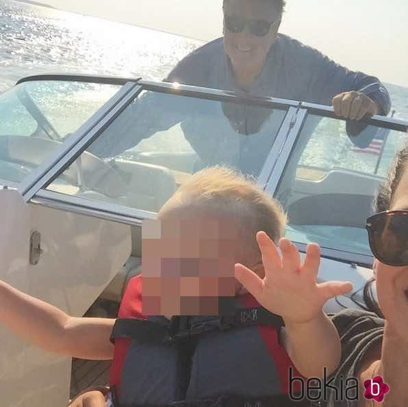 Alec Baldwin, Hilaria Baldwin y Carmen viajando en barco