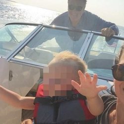 Alec Baldwin, Hilaria Baldwin y Carmen viajando en barco