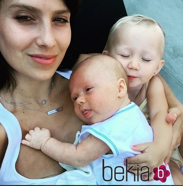 Hilaria Baldwin con sus hijos Carmen y Rafael Baldwin