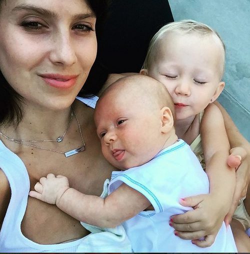 Hilaria Baldwin con sus hijos Carmen y Rafael Baldwin