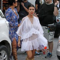 Kourtney Kardashian feliz y sonriente en la isla de St. Barths