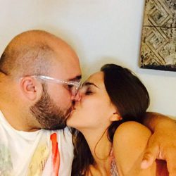 Kiko Rivera y su novia Irene Rosales besándose