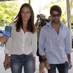 Cayetano Rivera y Eva González acuden a conocer a su sobrina Carmen